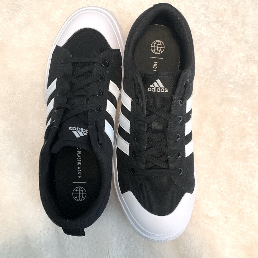 Size 9.5 Adidas Bravada  2.0 skateboard IE2310 platform shoe,urban vibe